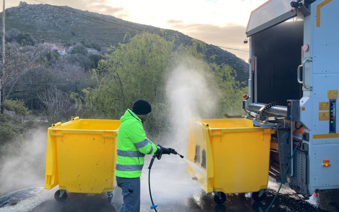 Lavage et désinfection des bacs de collecte des déchets ménagers