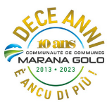 Le 1er janvier 2023, Marana-Golo a soufflé ses dix bougies. Ce logo temporaire, simple et efficace, entend témoigner de l'engagement et de l'action, deux caractéristiques fondamentales de Marana-Golo depuis sa création en 2013 mais aussi bien avant avec l’ancien SIVOM de la Marana.